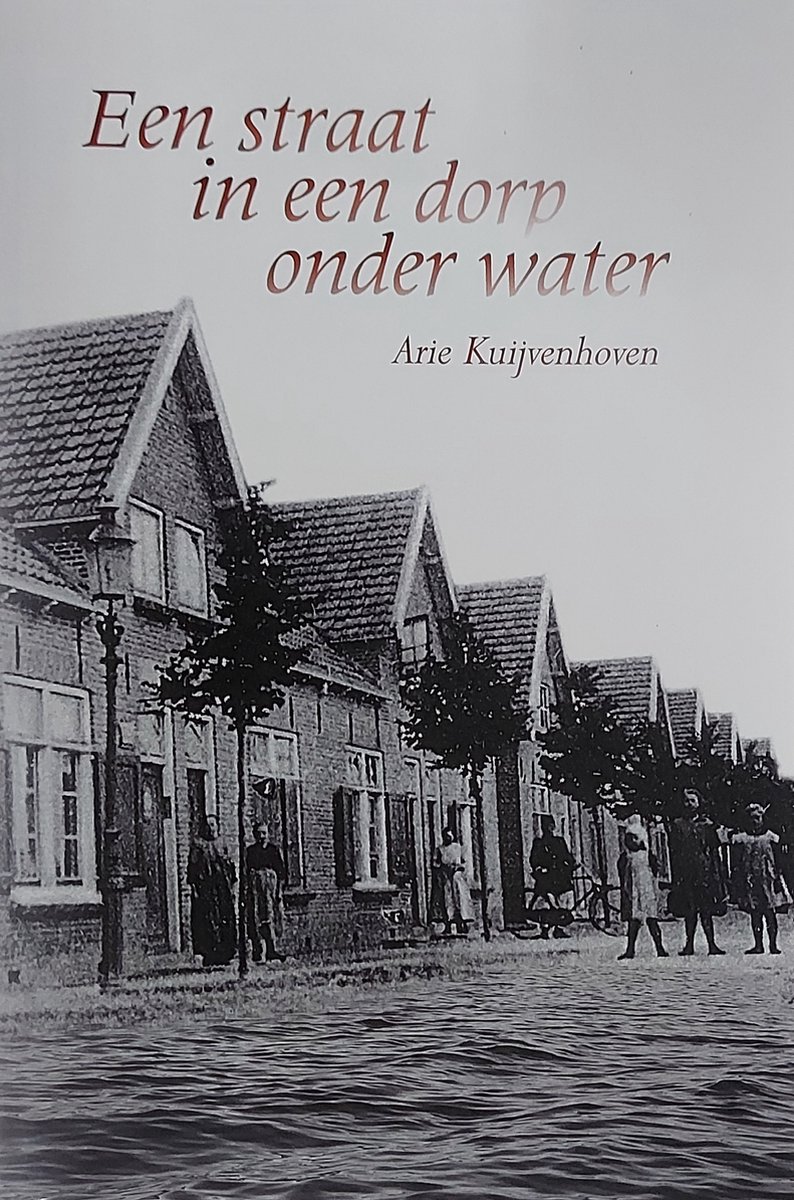 Een straat in een dorp onder water