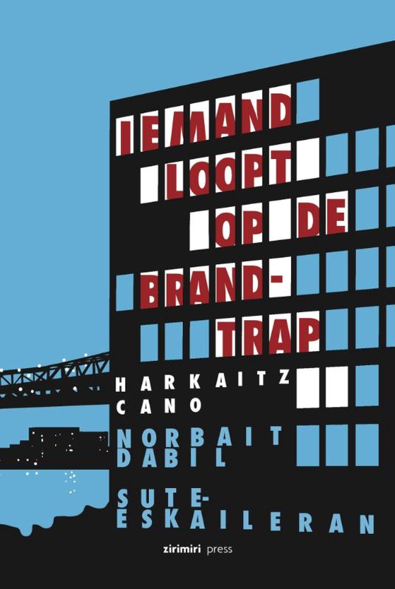Iemand loopt op de brandtrap