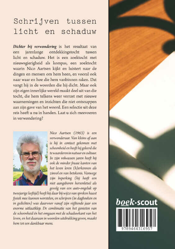Dichter bij verwondering achterkant
