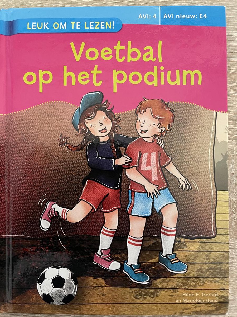 boekenbalie_9789043828895_cover Voetbal op het podium.