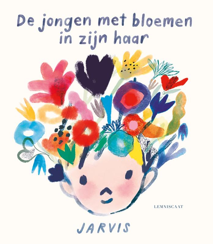 De jongen met bloemen in zijn haar