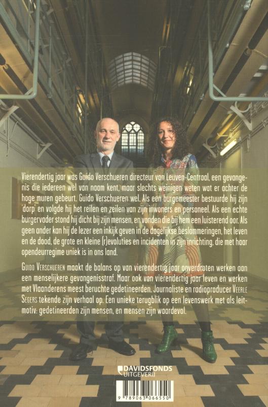 Burgemeester achter tralies achterkant