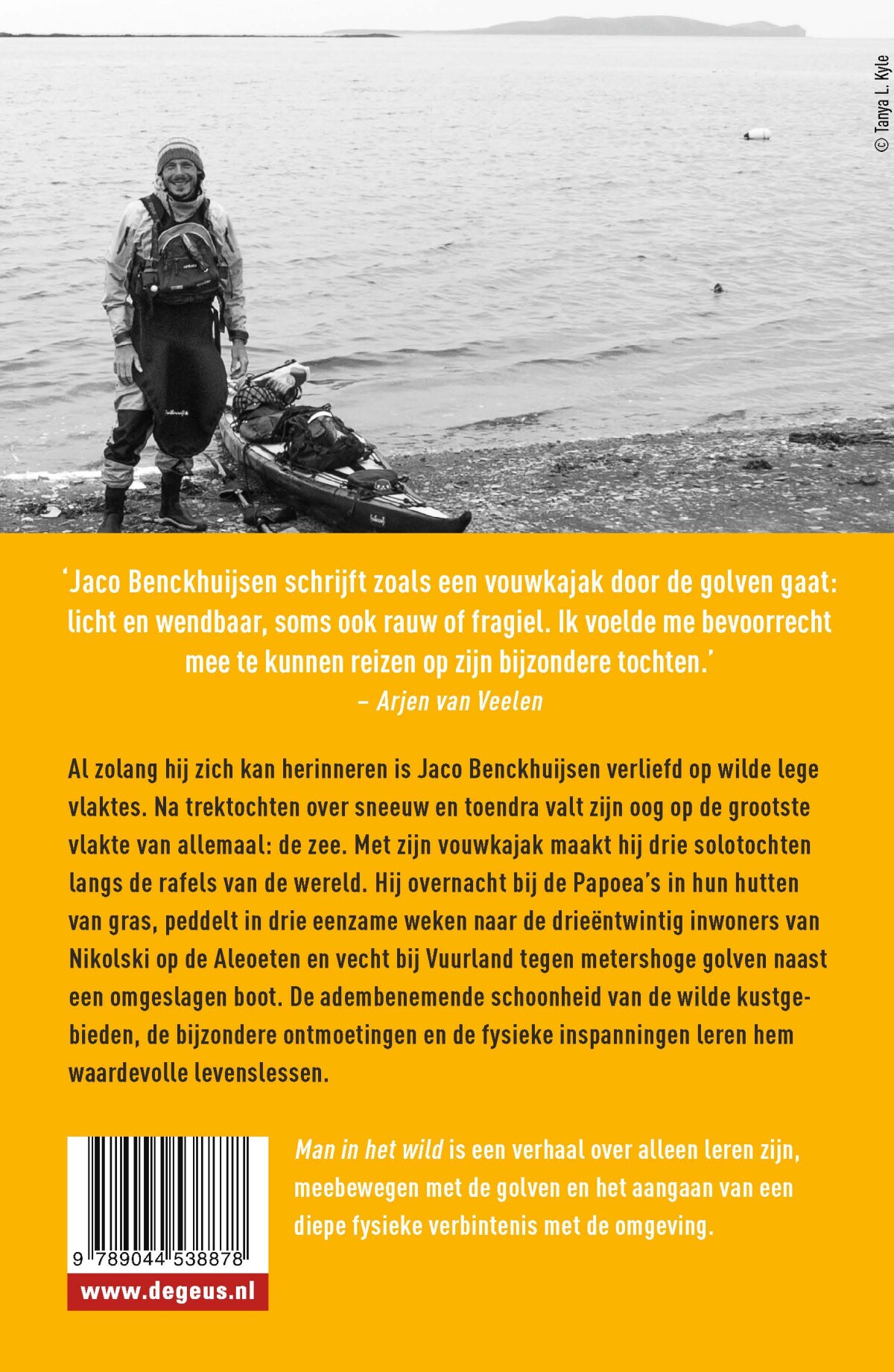 Man in het wild achterkant