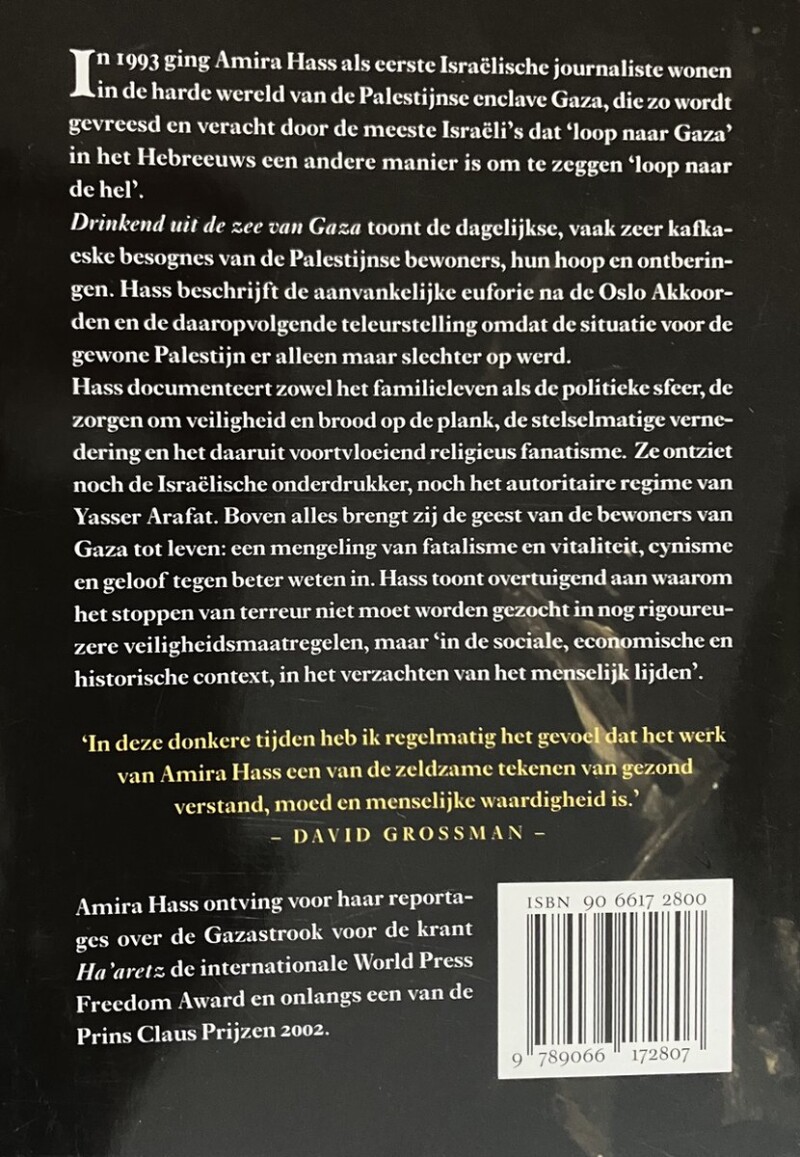 Drinkend uit de zee van Gaza achterkant