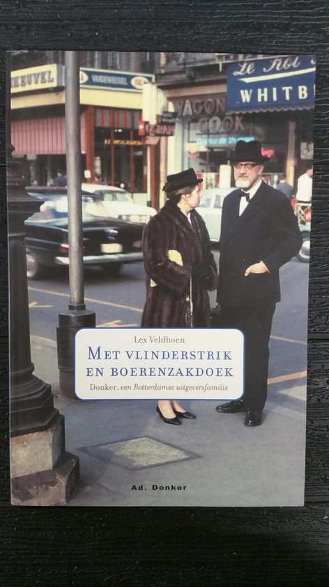 Met vlinderstrik en boerenzakdoek