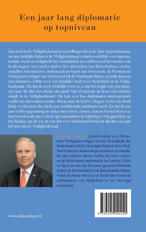 Met een oranje das achterkant