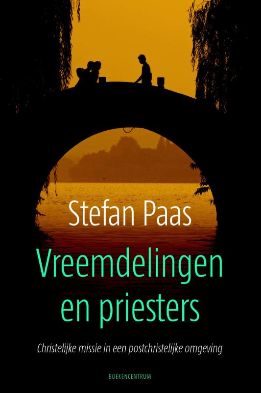 boekenbalie_9789023970446_cover Vreemdelingen en priesters