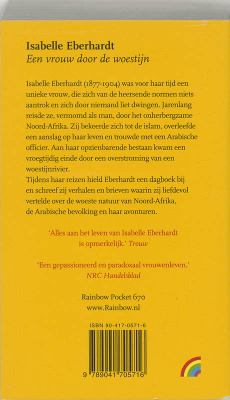 Een vrouw door de woestijn achterkant