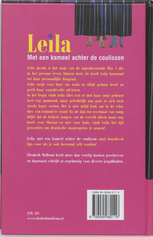 Leila ~ Met een kameel achter de coulissen achterkant