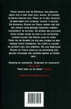 Een ongewone familie achterkant