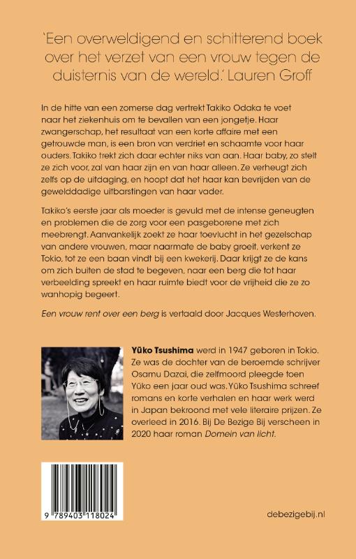 Een vrouw rent over een berg achterkant
