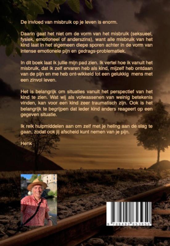 De weg van de misbruikte jongen achterkant