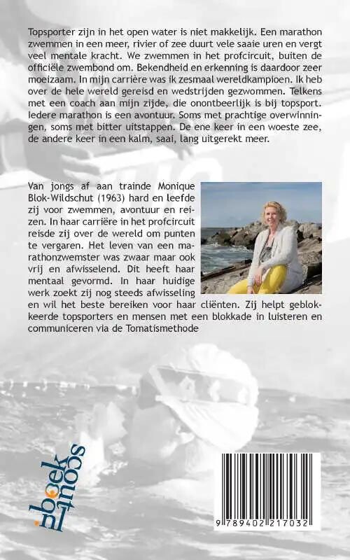 Ontberingen van een marathonzwemster achterkant