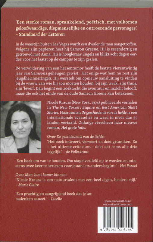 Man komt kamer binnen achterkant