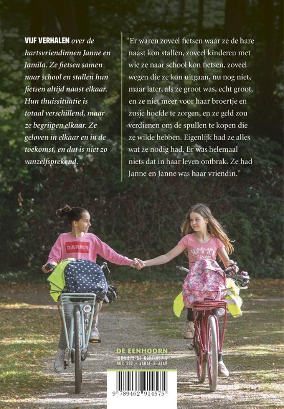 Janne & Jamila samen op de fiets achterkant