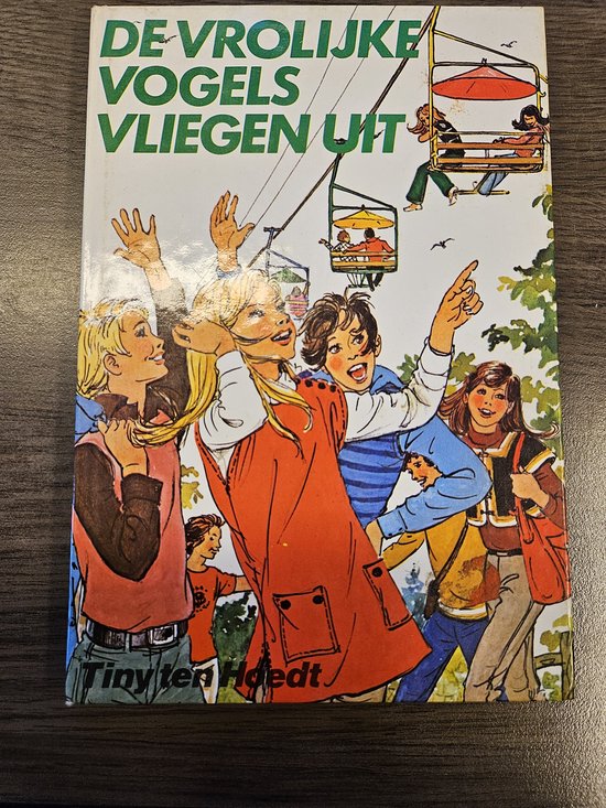 Vrolijke vogels vliegen uit