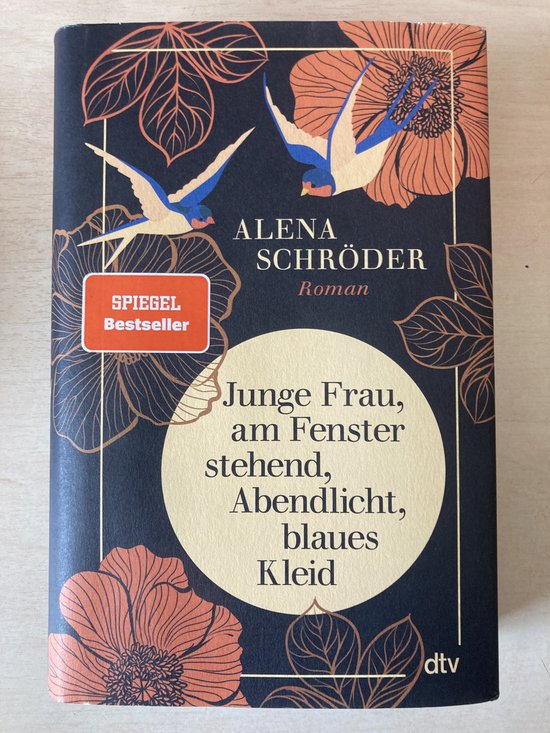 Junge Frau, am Fenster stehend, Abendlicht, blaues Kleid