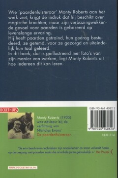 De man die naar paarden luistert achterkant