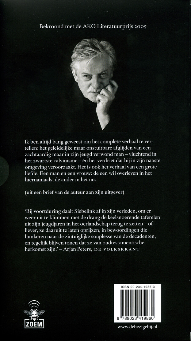 Knielen op een bed violen achterkant