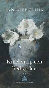 Knielen op een bed violen