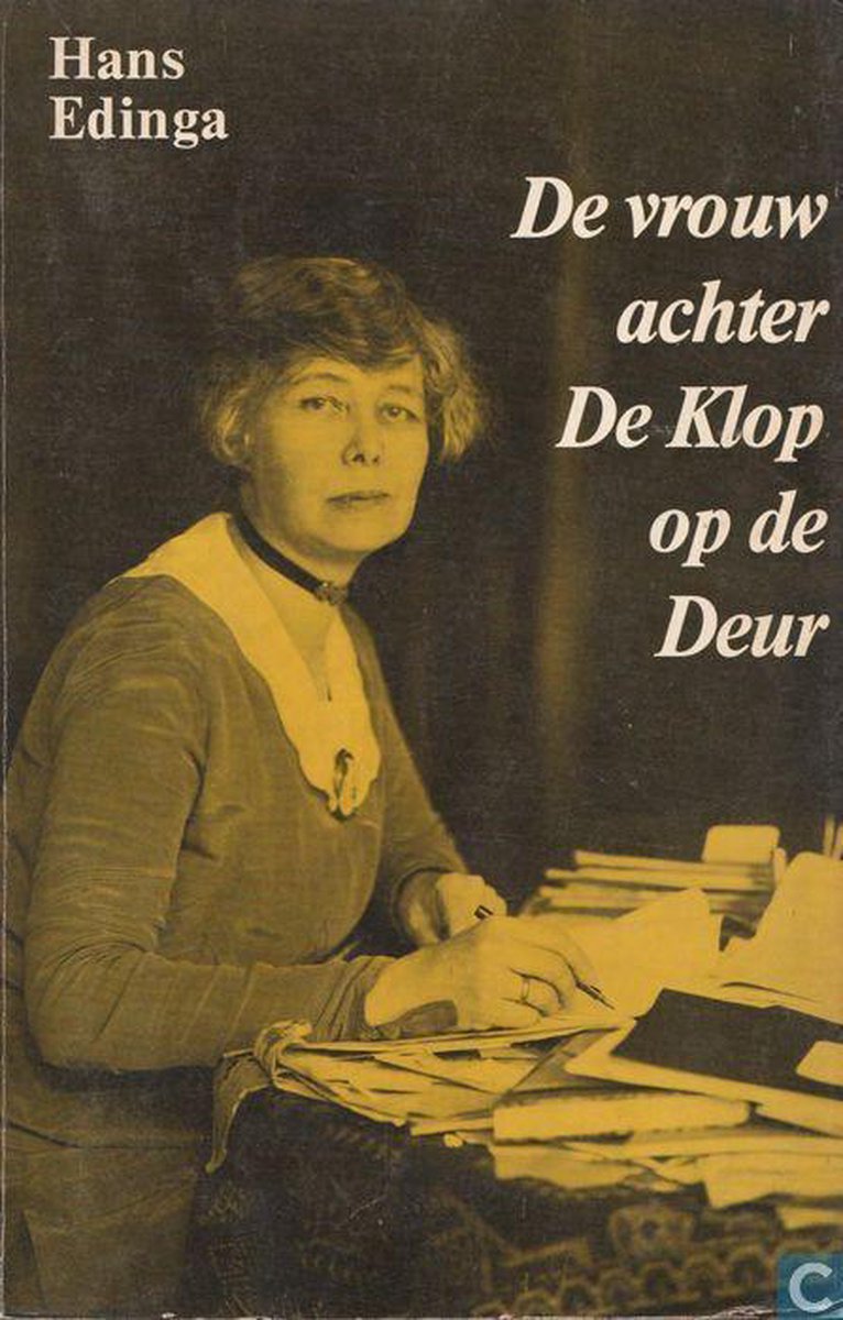 Vrouw achter de klop op de deur