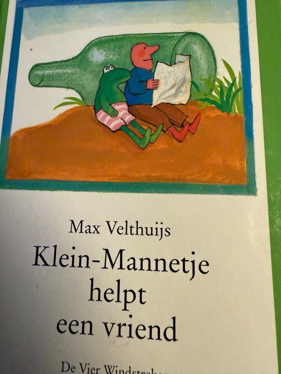 Ah ed klein-mannetje helpt een vriend