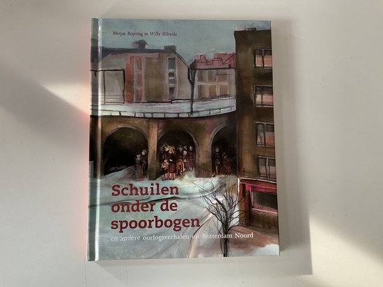 Schuilen onder de spoorbogen