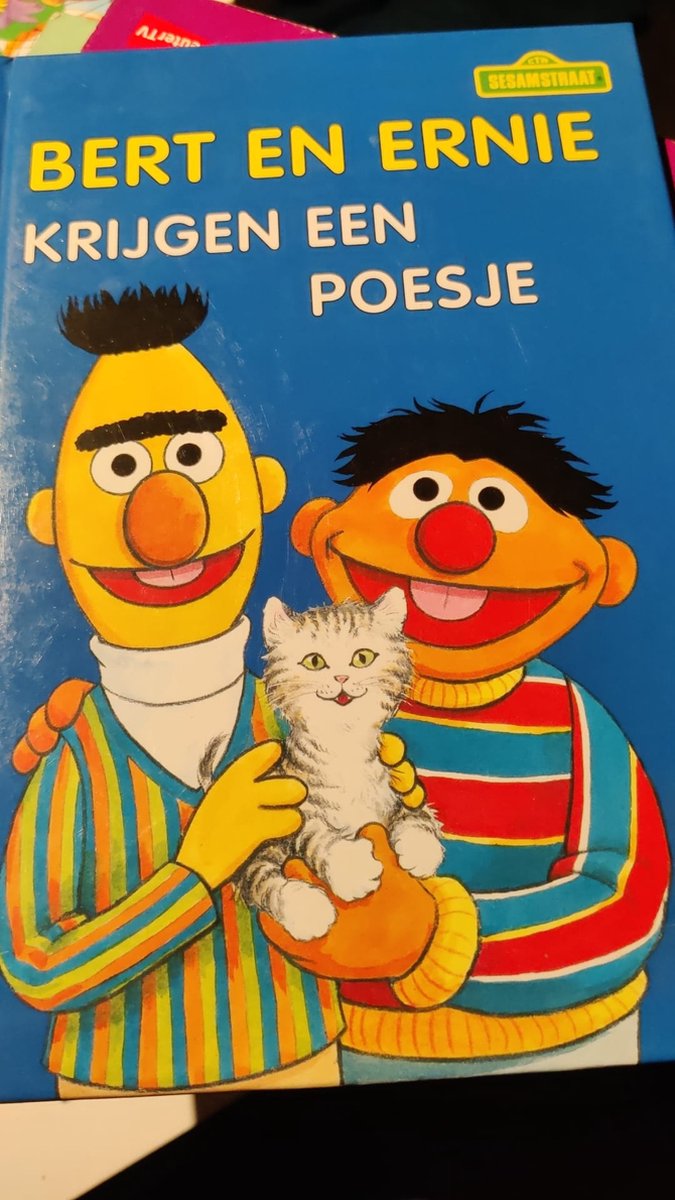 Bert en Ernie krijgen een poesje