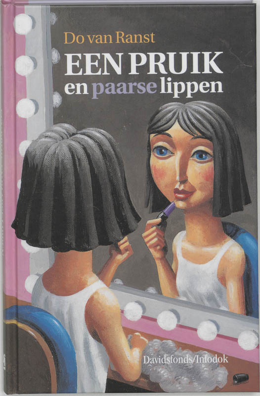 Een pruik en paarse lippen